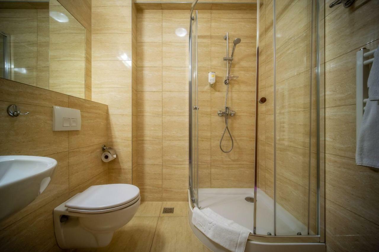 Single Room with Balcony,818102198:JPEG